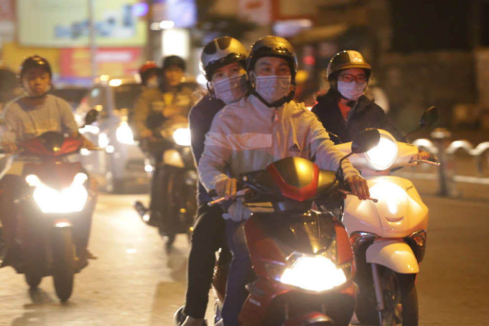 Người Sài Gòn co ro trong đêm lạnh ngày cận Tết